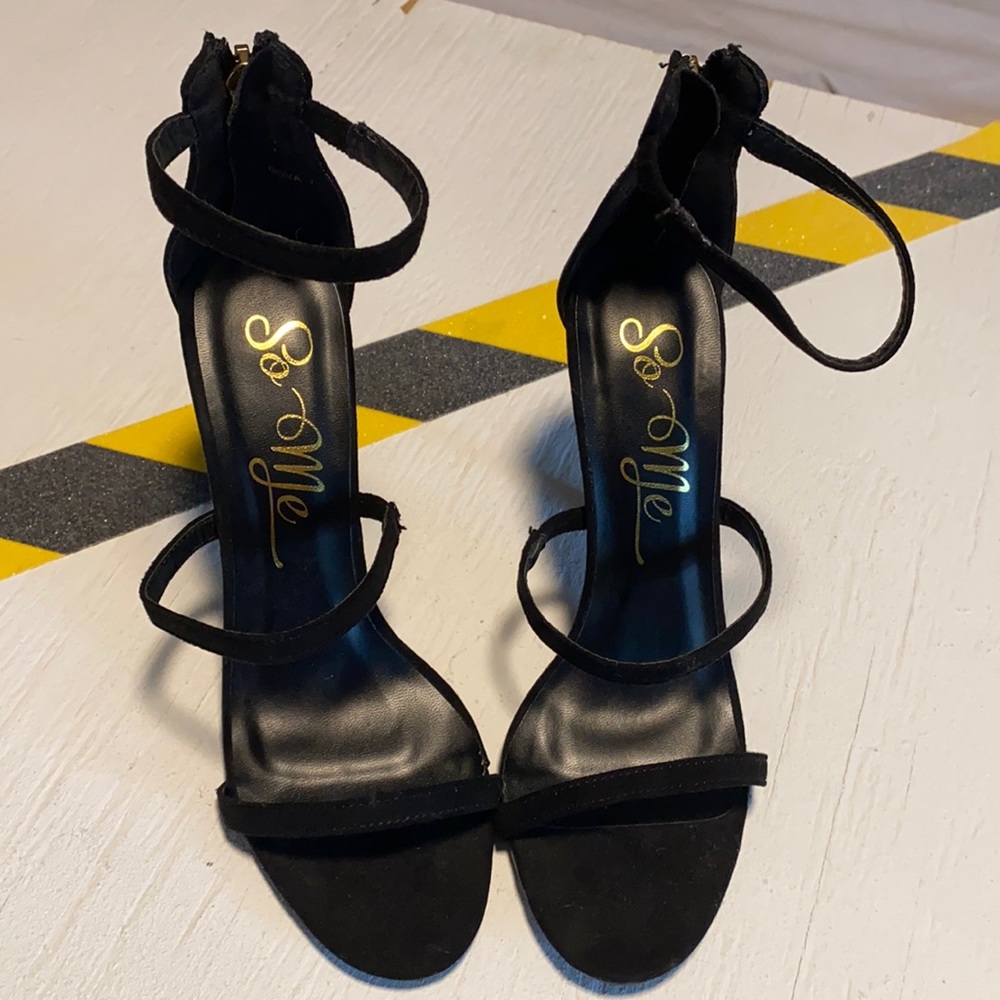 Fashion nova So Me black strap heels 👠